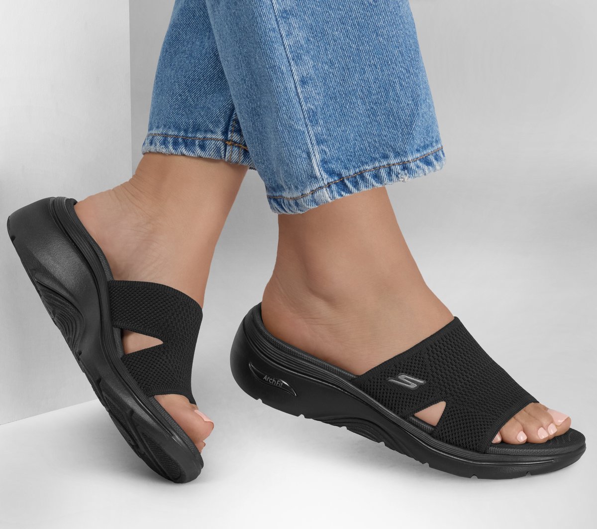 Skechers Women GO WALK Arch Fit 2.0 Sandal - Dakota